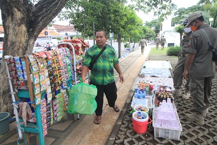 Petugas Satpol PP menertibkan PKL di Alun-Alun Kota Pasuruan, Rabu (24/11/2021)/tugu jatim