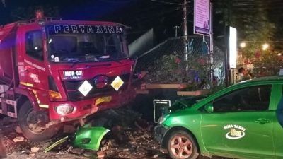 Truk tangki Pertamina usai menabrak pengguna jalan dan sebuah taksi di perempatan Te'an, Kota Madiun, Jumat (12/11/2021). (Foto: Satlantas Polres Madiun Kota/Tugu Jatim) 