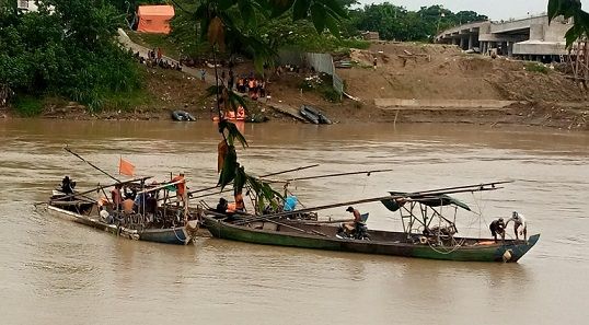 Salah satu sepeda yang diduga kuat milik salah satu korban perahu tenggelam Sungai Bengawan Solo berhasil dievakuasi.