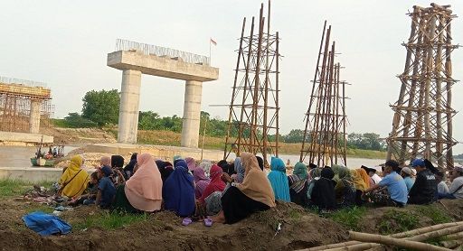Puluhan keluarga korban perahu tenggelam, Sutri (60), memanjatkan doa bersama agar para korban segera ditemukan yang tenggelam di Sungai Bengawan Solo Tuban. /tugu jatim