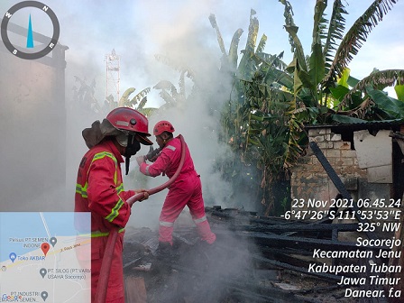 Petugas Pemadam Kebakaran berusaha memadamkan api yang melahap rumah kosong di Desa Socorejo, Kecamatan Jenu, Kabupaten Tuban, Selasa (23/11/2021)