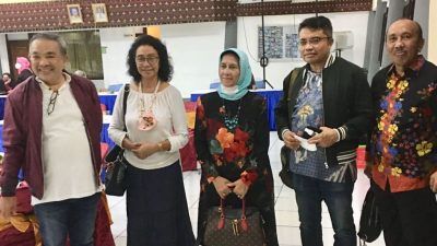 Dr Aqua Dwipayana bersama tokoh Minang Firdaus Hasan Basri dan Surya Burhanuddin di Rumah Gadang Surabaya.(Foto: Dokumen/Tugu Jatim)