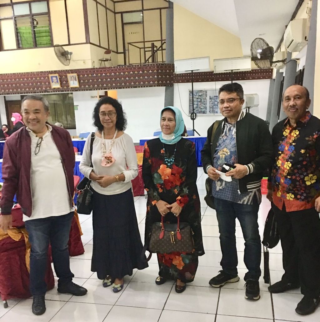 Dr Aqua Dwipayana bersama tokoh Minang Firdaus Hasan Basri dan Surya Burhanuddin di Rumah Gadang Surabaya.(Foto: Dokumen/Tugu Jatim)