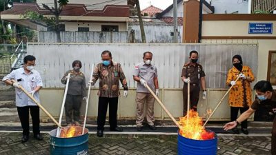 memusnahkan narkotika. (Foto: Kejari Batu/Tugu Jatim)