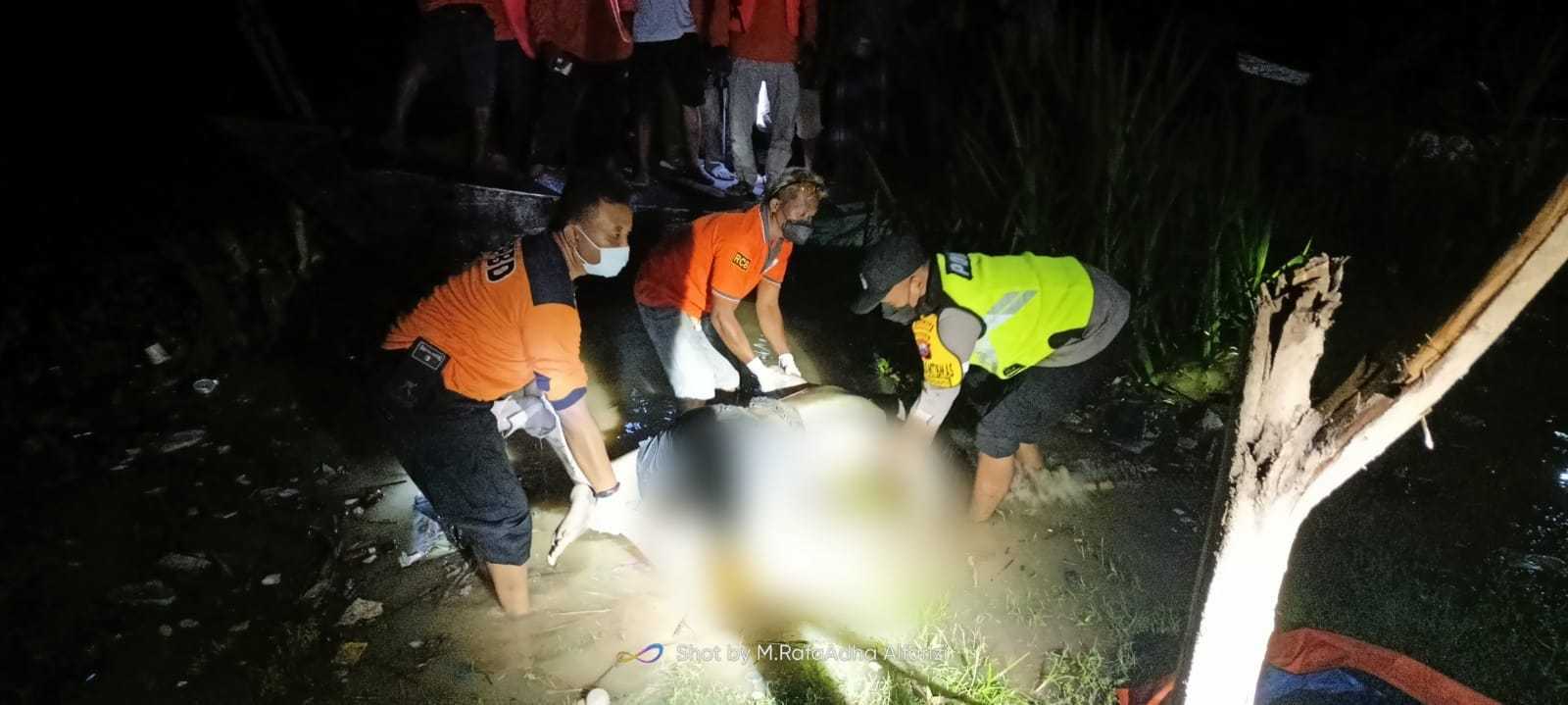 Korban kelima tenggelamnya perahu penyeberangan di Sungai Bengawan Solo yang ditemukan tewas pada Sabtu (06/11/2021). (Foto: Dokumen/Tugu Jatim)