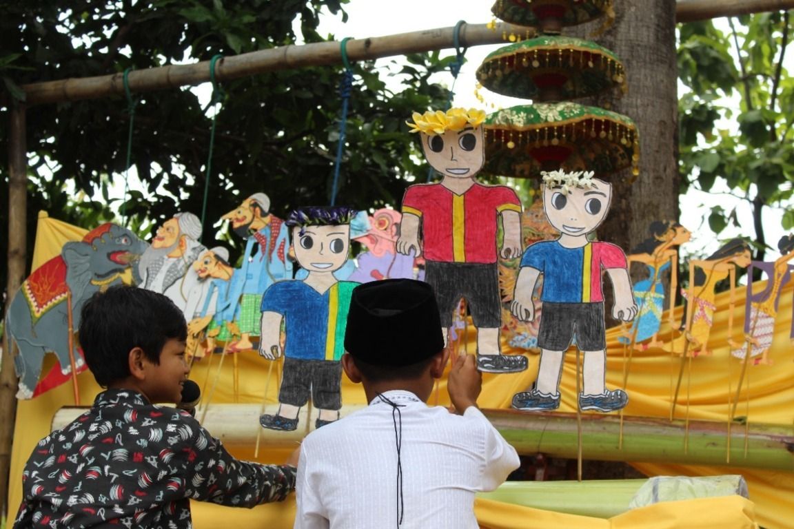 Selain belajar membuat wayang, anak-anak di Sekolah Alam Ramadhani, Kelurahan Mojoroto, Kota Kediri, belajar menjadi dalang. (Foto: Rino Hayyu Setyo/Tugu Jatim)