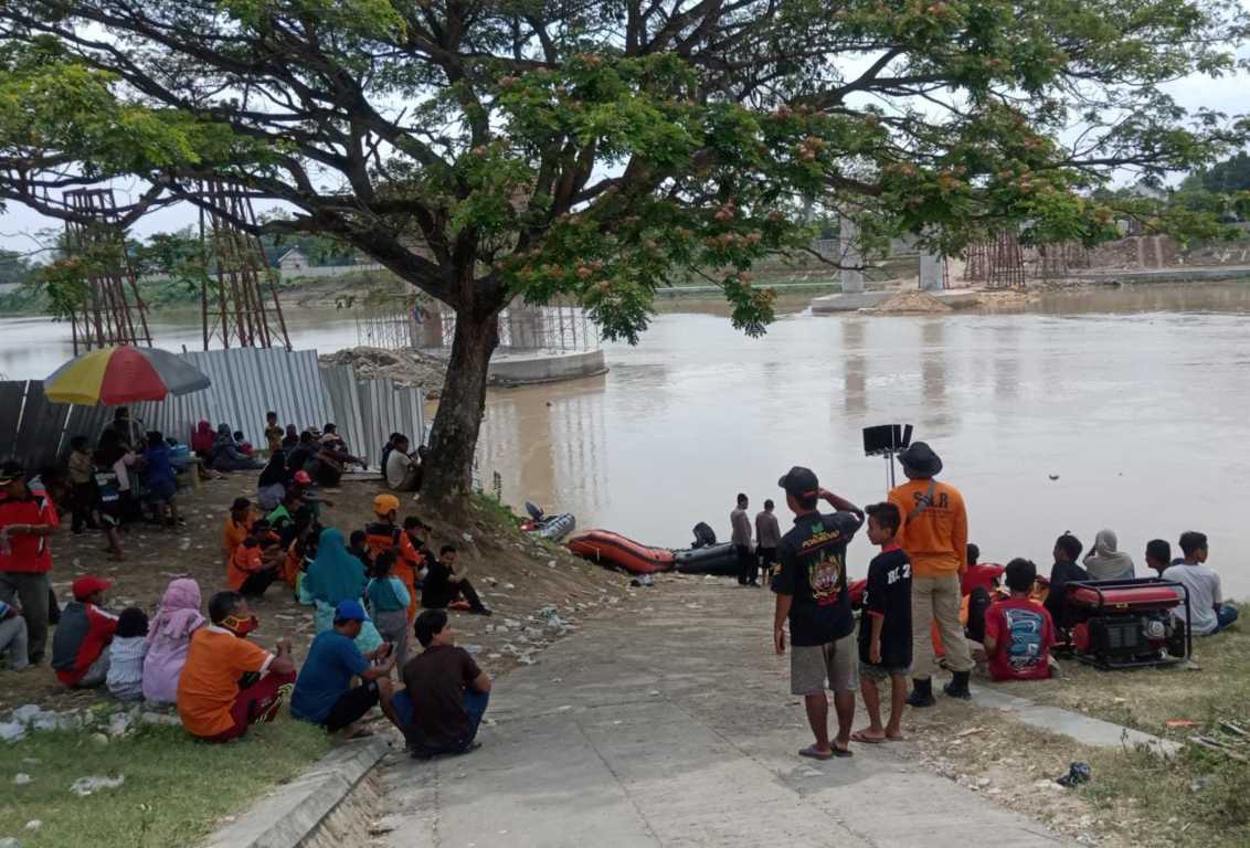 Hingga saat ini, 4 korban perahu tenggelam di Bengawan Solo, Desa Semambung, Kecamatan Kanor, Kabupaten Bojonegoro, belum ditemukan. (Foto: Mila Arinda/Tugu Jatim)