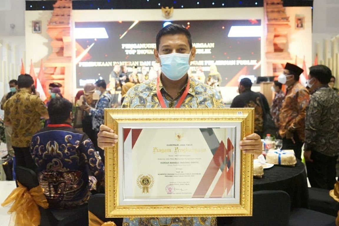 Wali Kota Kediri Abdullah Abu Bakar saat menerima penghargaan Kovablik Jatim 2021 di Exhibition Grand City Surabaya, Jumat (19/11/2021). (Foto: Dokumen/Tugu Jatim)