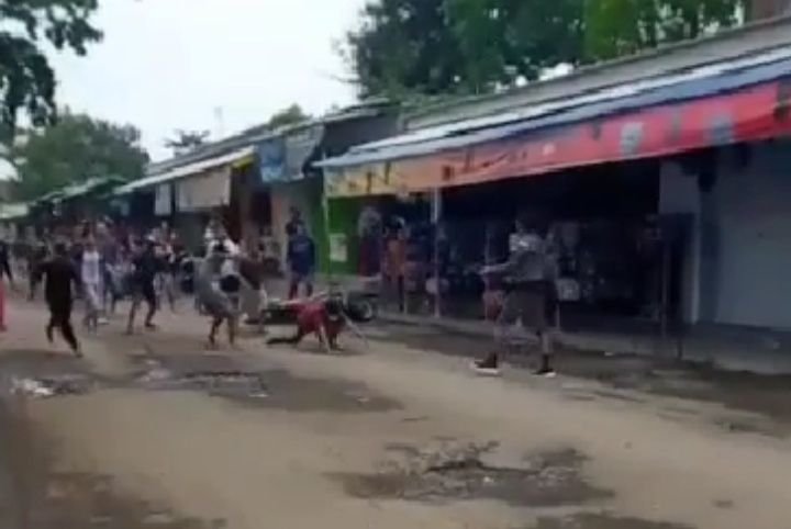 Tangkapan layar video warga mengejar 2 maling motor di Grati, Kabupaten Pasuruan, Minggu siang (14/11/2021). (Foto: Dokumen/Tugu Jatim)