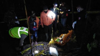 Olah TKP penemuan mayat S di kebun bambu yang terletak di Dusun Wonosari, Desa Pandansari, Kecamatan Poncokusumo, Kabupaten Malang, Rabu malam (17/11/2021). (Foto: Dokumen/Tugu Jatim)