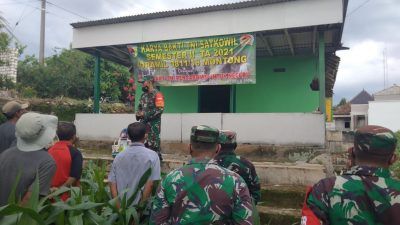 Para Banbinsa berkolaborasi dengan warga Desa Nguluhan, Kecamatan Montong, Kabupaten Tuban kompak mempercantik Masjid Jami./tugu jatim
