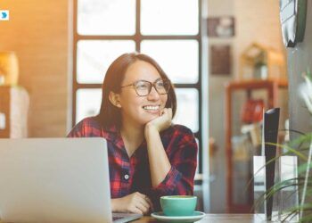 ilustrasi perempuan di depan laptop, personal branding