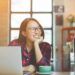 ilustrasi perempuan di depan laptop, personal branding