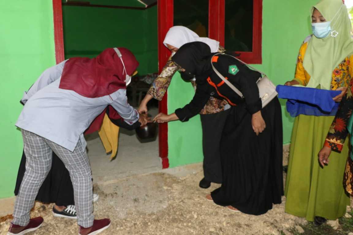 Proses Bupati Bojonegoro Anna Muawanah menyerahkan bantuan RTLH di Desa Tlogohaji, Kecamatan Sumberrejo, Jumat (05/11/2021). (Foto: Istimewa/Tugu Jatim)