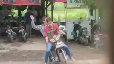 Tangkapan layar video 2 maling motor di Grati, Kabupaten Pasuruan, tampak melempar bondet saat dikejar warga pada Minggu siang (14/11/2021). (Foto: Dokumen/Tugu Jatim)