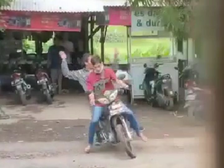 Tangkapan layar video 2 maling motor di Grati, Kabupaten Pasuruan, tampak melempar bondet saat dikejar warga pada Minggu siang (14/11/2021). (Foto: Dokumen/Tugu Jatim)