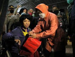 Selimuti Seorang Pengungsi, Mensos Risma Kunjungi Korban Banjir Bandang di Posko Senaputra Kota Malang