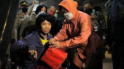 Mensos RI, Tri Rismaharini mengunjungi pengungsi di Posko Senaputra Kota Malang. /tugu jatim