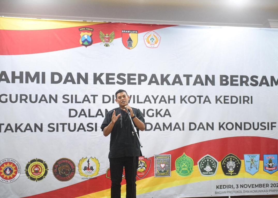 Wali Kota Kediri Abdullah Abu Bakar sebelum melakukan MoU bersama perguruan pencak silat di Ruang Joyoboyo Balai Kota Kediri, Rabu (03/11/2021). (Foto: Dokumen/Tugu Jatim)