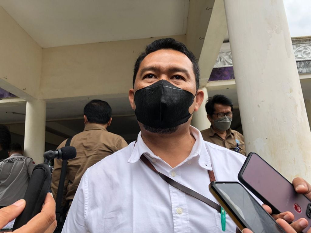 Administratur Kesatuan Pengelolaan Hutan (KPH) Malang Candra Musi saat diwawancarai awak media di Pos BPBD Kota Batu. (Foto: M. Ulul Azmy/Tugu Malang/Tugu Jatim)