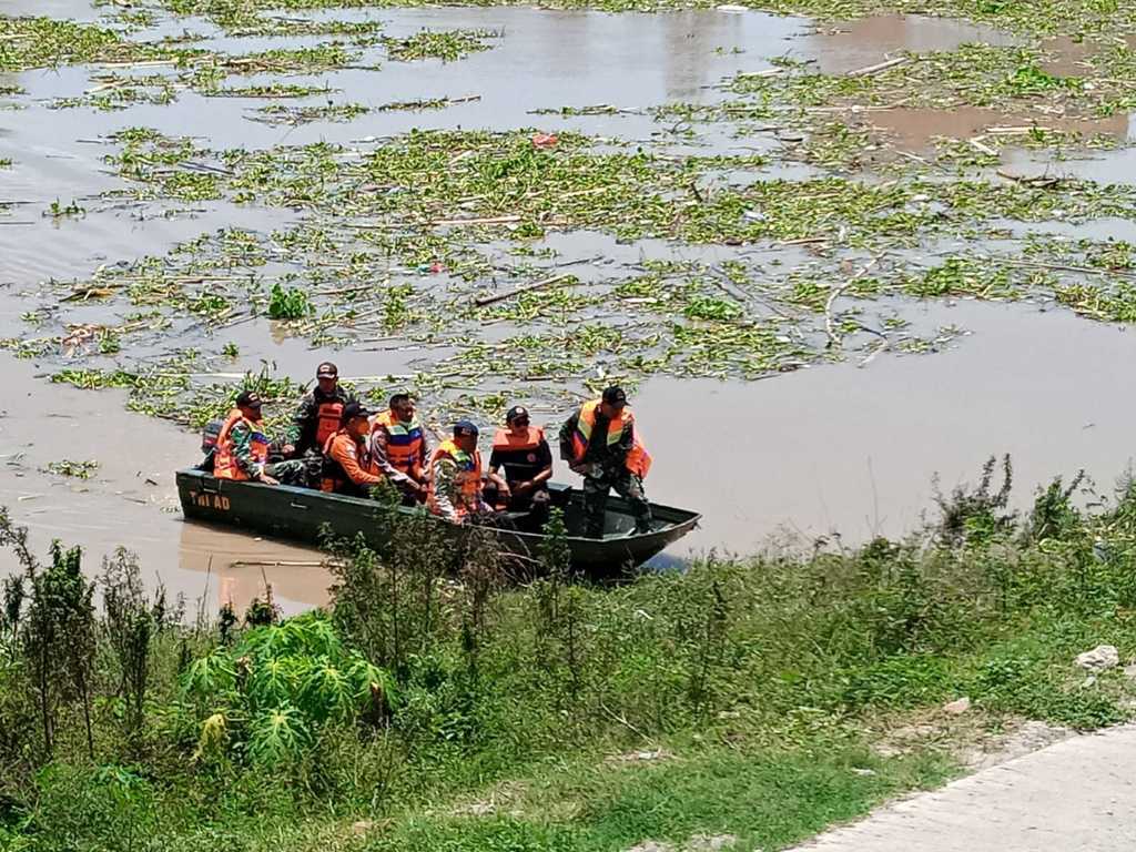 Tim SAR Gabungan terus mencari para korban tenggelamnya perahu penyeberangan di Sungai Bengawan Solo. (Foto: Mochamad Abdurrochim/Tugu Jatim)