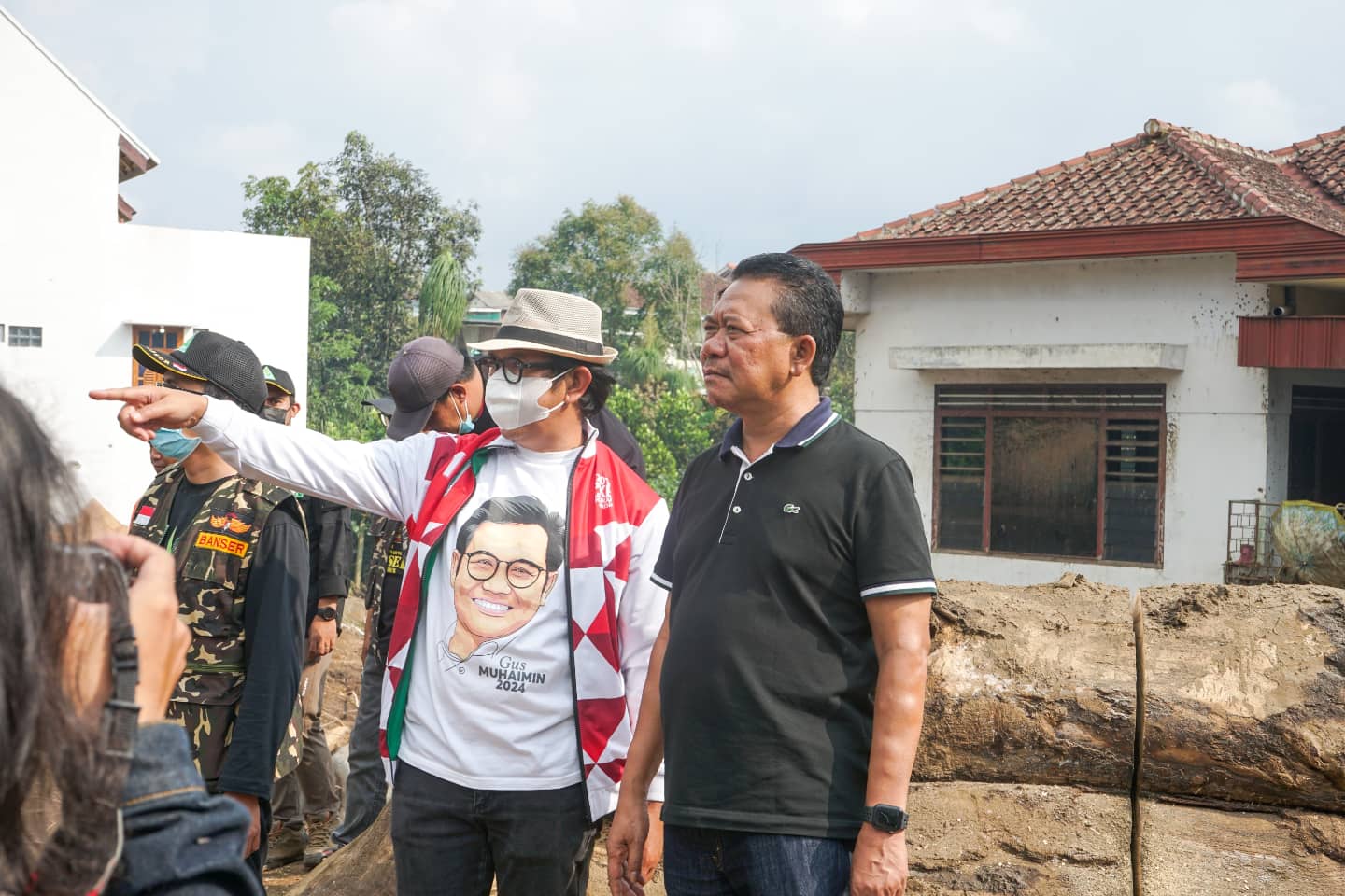 Anggota Komisi VII DPR RI Gus Ali (dua dari kanan) didampingi Ketua DPC PKB Kota Batu Nurochman melihat lokasi terdampak banjir bandang di Kota Batu, Minggu (07/11/2021). (Foto: Dokumen/Tugu Jatim)