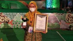 Yayuk Siti Khotijah usai menerima medali emas dalam MTQ XXIX Jatim 2021 di Pamekasan. (Foto: Dokumen/Tugu Jatim)
