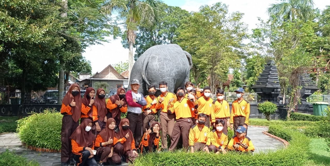 Para peserta berfoto bersama di Museum Trinil, Ngawi, Sabtu (13/11/2021). (Foto: Wawan/Tugu Jatim)