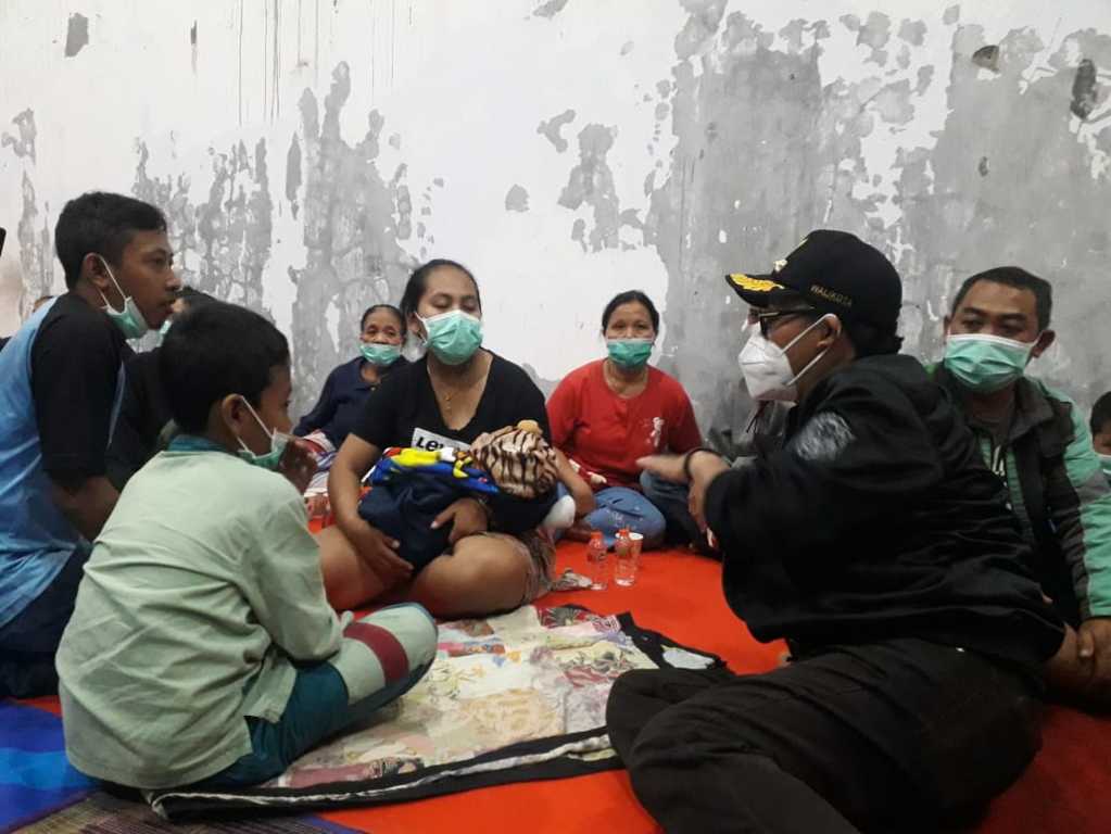 Wali Kota Malang Sutiaji saat meninjau warga yang mengungsi di Kelurahan Jatimulyo. (Foto: M. Sholeh/Tugu Malang/Tugu Jatim)
