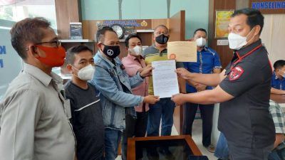 warga yang memprotes izin pendirian pabrik plastik saat mendatangi Polres Pasuruan pada Rabu (10/11/2021). (Foto: Keranda/Tugu Jatim)