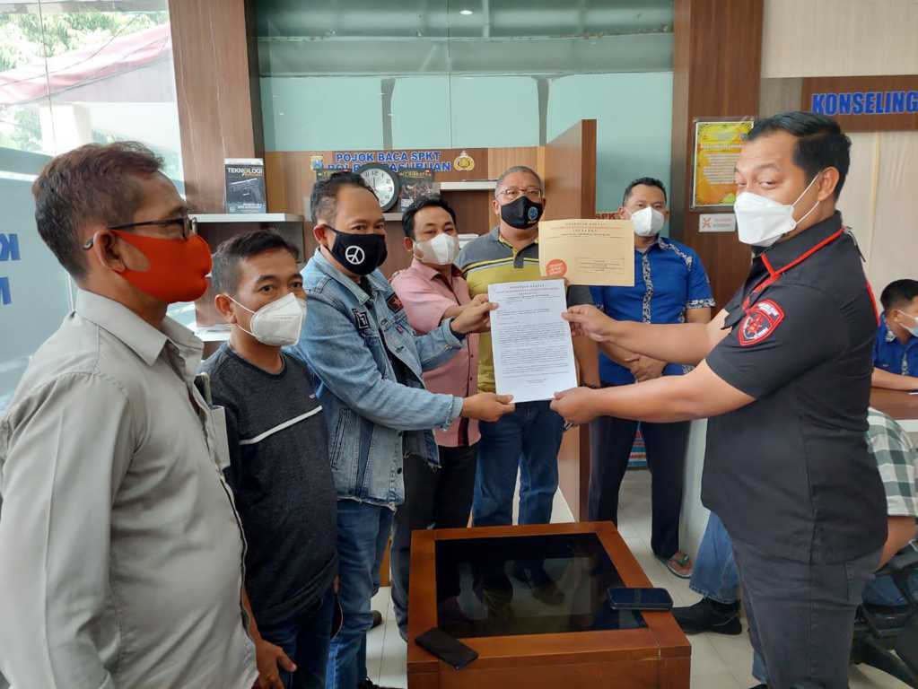 warga yang memprotes izin pendirian pabrik plastik saat mendatangi Polres Pasuruan pada Rabu (10/11/2021). (Foto: Keranda/Tugu Jatim)