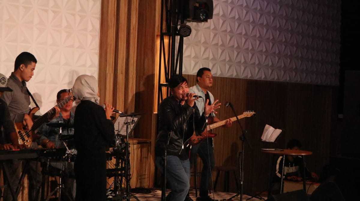 Rendy Laks saat bersama Orbit Band sebagai vokalis dan mengisi berbagai acara entertainment di Kota Malang.(Foto: Dokumen/Tugu Jatim)