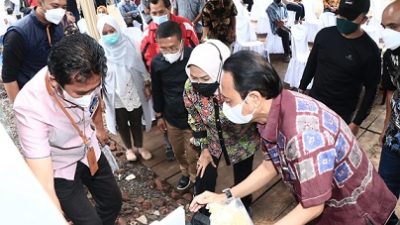 Wali Kota Batu Dewanti Rumpoko meresmikan pemberian bantuan kandang komunal di Dusun Brau, Desa Gunungsari, Kota Batu.