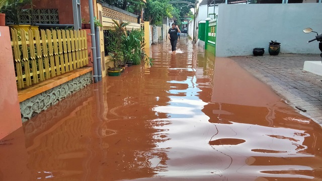 Suasana rumah warga di Kelurahan Sendangharjo, Kecamatan Tuban yang tergenang air akibat hujan deras yang mengguyur wilayah tersebut, Kamis (25/11/2021)