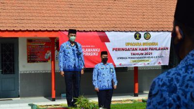 Kalapas Kelas IIB Tuban Siswarno saat bertindak sebagai Inspektur Upacara Hari Pahlawan di Lapangan Lapas Tuban, Rabu (10/11/2021). (Foto: Dokumen/Tugu Jatim)