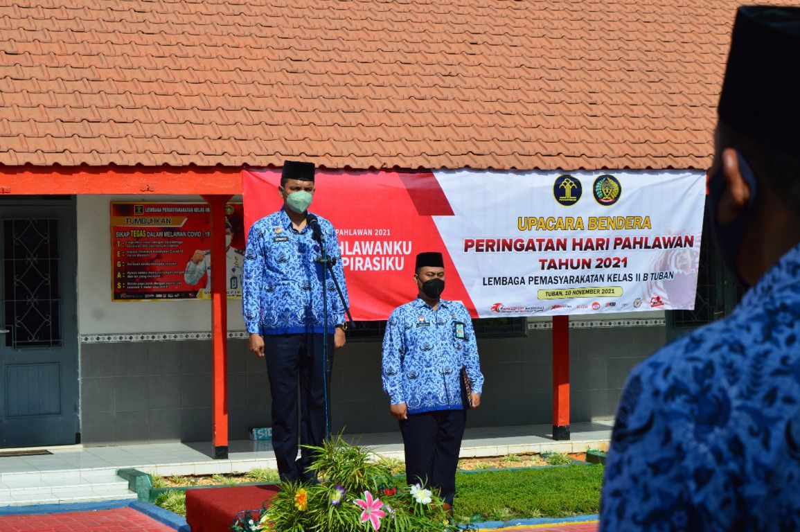 Kalapas Kelas IIB Tuban Siswarno saat bertindak sebagai Inspektur Upacara Hari Pahlawan di Lapangan Lapas Tuban, Rabu (10/11/2021). (Foto: Dokumen/Tugu Jatim)