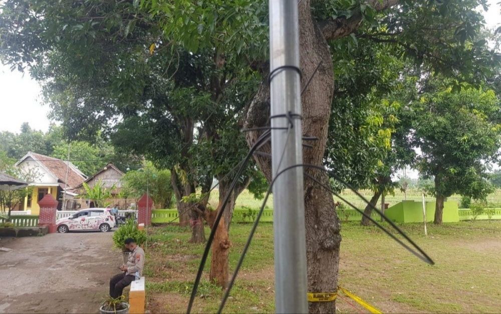 Kondisi tiang listrik di SDN 1 Kandangdukuh, Wonorejo, Kabupaten Pasuruan, yang mengakibatkan seorang siswa meninggal dunia. (Foto: Polsek Wonorejo/Tugu Jatim)