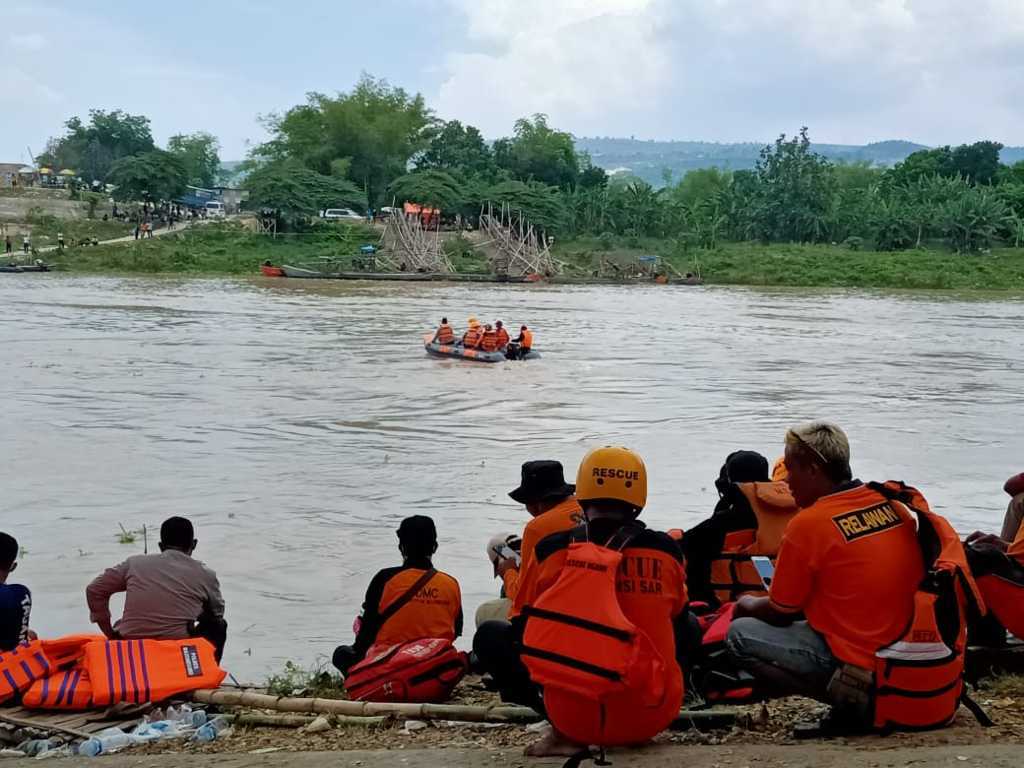 Proses pencarian korban tenggelamnya perahu penyeberangan di Sungai Bengawan Solo, Desa Semambung, Kecamatan Kanor, Kabupaten Bojonegoro. (Foto: Mila Arinda/Tugu Jatim)
