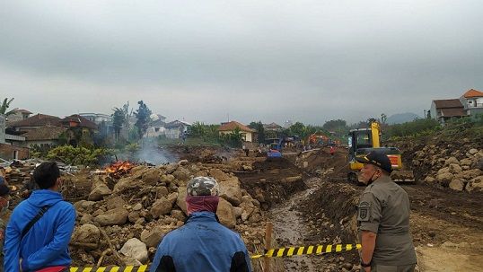 Proses evakuasi pengangkatan material banjir bandang di sejumlah titik Desa Bulukerto, Bumiaji, Kota Batu terus dilakukan. /tugu jatim