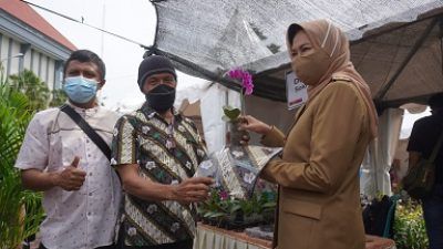 Walikota Batu, Dewanti Rumpoko mendapat hadiah batik dan anggrek dari salah satu petani anggrek/tugu jatim