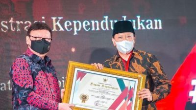 Wakil Wali Kota Pasuruan Adi Wibowo (kanan) saat menerima penghargaan Kovablik Jatim 2021 dari Menpan RB Tjahjo Kumolo. (Foto: Pemkot Pasuruan/Tugu Jatim)