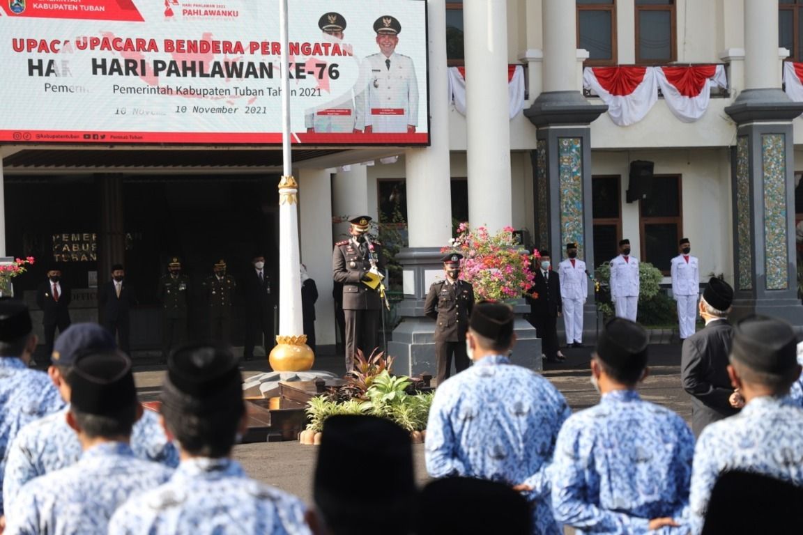 Kapolres Tuban AKBP Darman saat bertindak sebagai inspektur upacara dalam rangka Hari Pahlawan di halaman Kantor Pemkab Tuban, Rabu (10/11/2021). (Foto: Dokumen/Tugu Jatim)