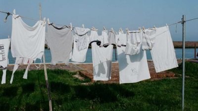 Ilustrasi mengeringkan baju setelah mencuci pakaian. (Pexels/Tugu Jatim)