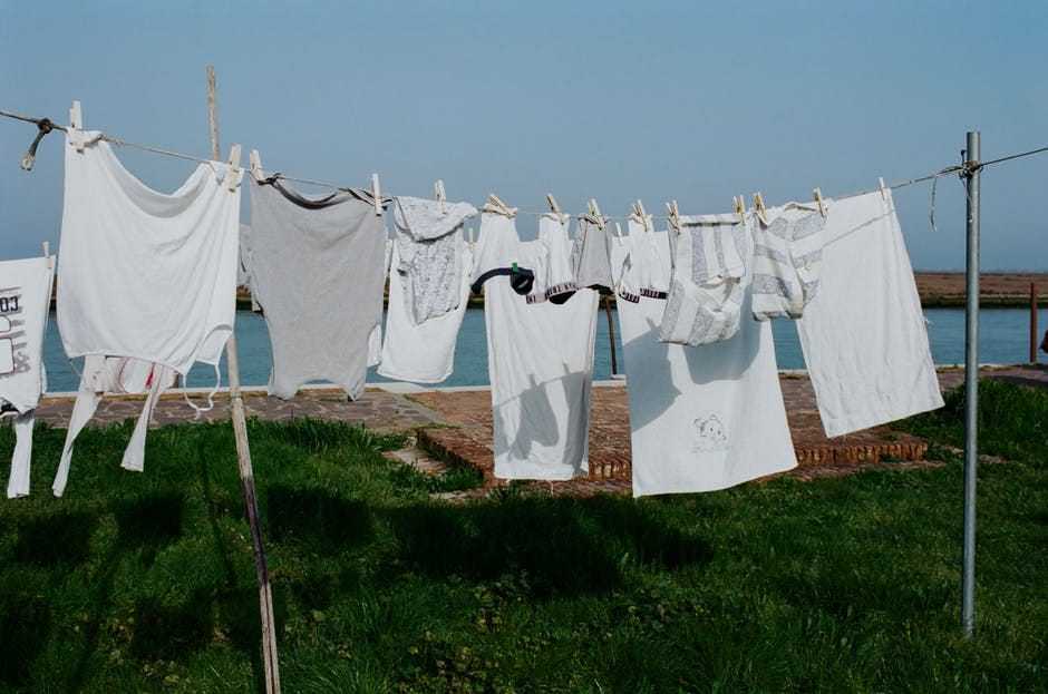 Ilustrasi mengeringkan baju setelah mencuci pakaian. (Pexels/Tugu Jatim)