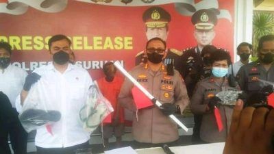 Kapolres Pasuruan AKBP Erick Frendiz saat menggelar pers rilis kasus pembunuhan di Polres Pasuruan, Senin (01/11/2021). (Foto: Laoh Mahfud/Tugu Jatim)