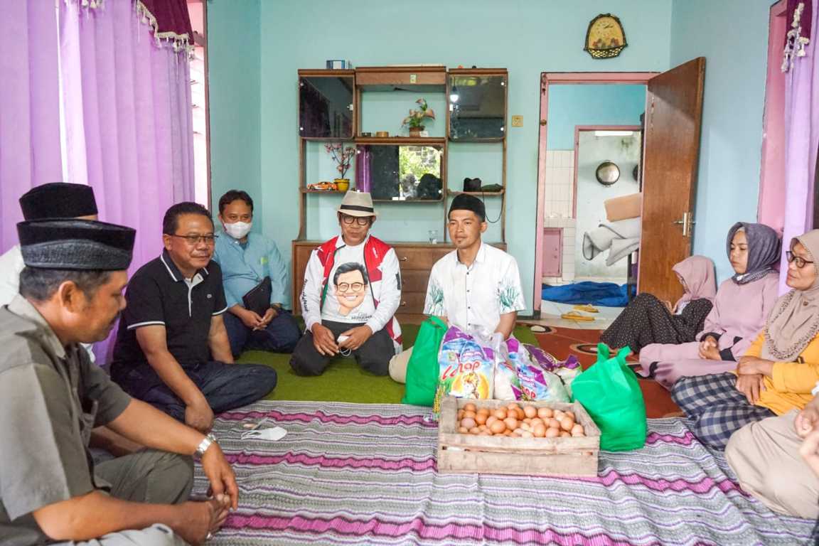 Anggota Komisi VII DPR RI Gus Ali (jaket merah) saat memberikan bantuan dan bertakziah ke rumah warga terdampak banjir bandang di Kota Batu, Minggu (07/11/2021). (Foto: Dokumen/Tugu Jatim)