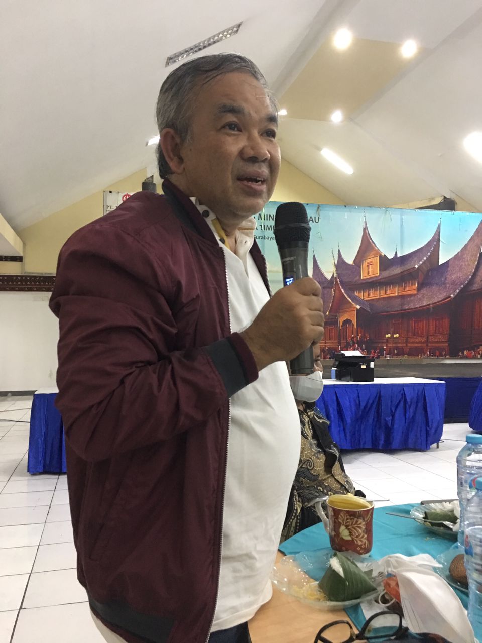 Dr Aqua Dwipayana saat bicara di Rumah Gadang Surabaya disaksikan Wakil Gubernur Sumatera Barat Audy Joinaldy.(Foto: Dokumen/Tugu Jatim)