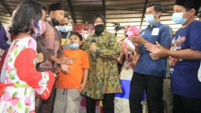 Menteri Sosial RI, Tri Rismaharini saat menyemangati puluhan anak yatim Pasuruan untuk tidak putus sekolah./tugu jatim