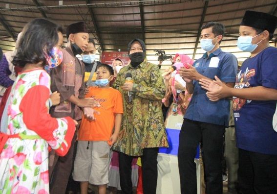 Menteri Sosial RI, Tri Rismaharini saat menyemangati puluhan anak yatim Pasuruan untuk tidak putus sekolah./tugu jatim