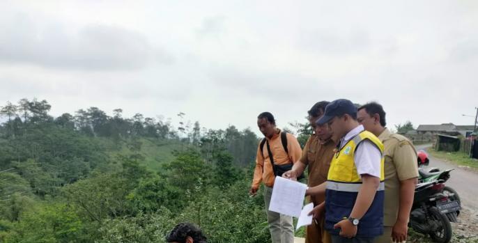 Dinas PU dan Bina Marga Kabupaten Pasuruan saat meninjau pembangunan tembok penahan tanah. (Foto: Dinas PU dan Bina Marga Kabupaten Pasuruan/Tugu Jatim)